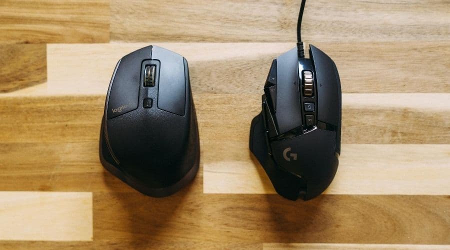 Example of size considerations when choosing the best wireless gaming mouse under 50.