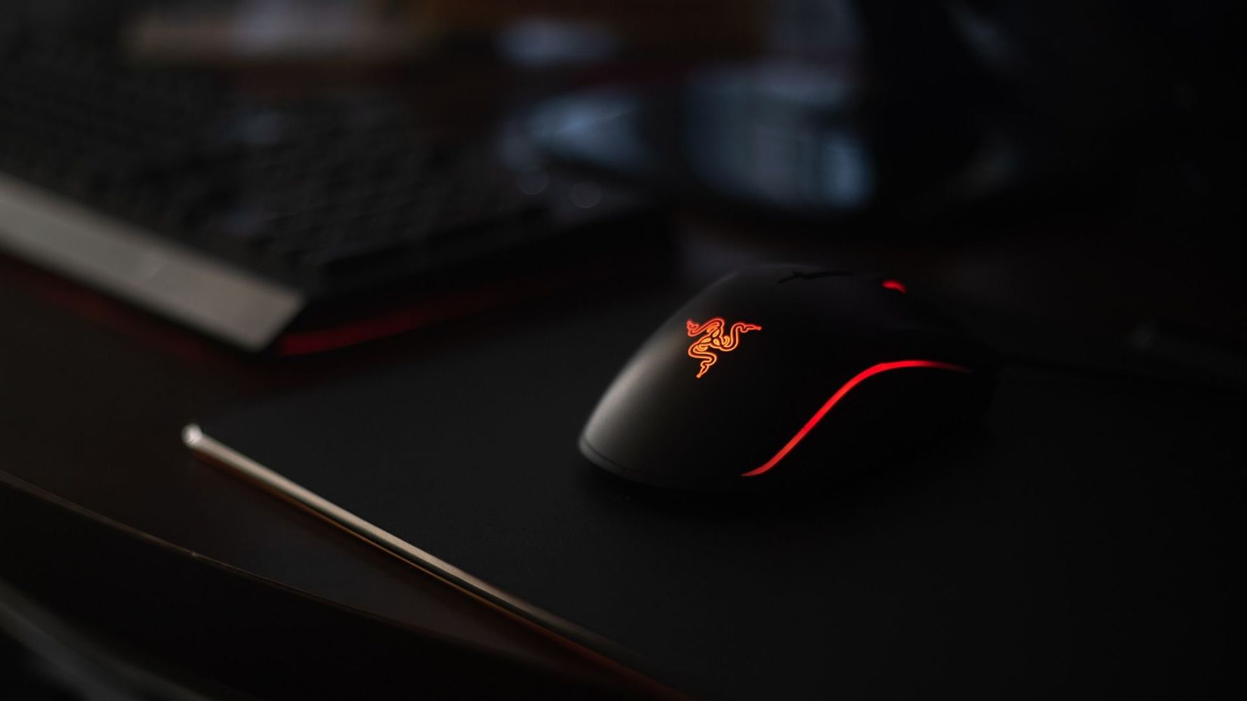 One of the best mouse for rainbow six siege - the Razer DeathAdder, placed on a mousepad.